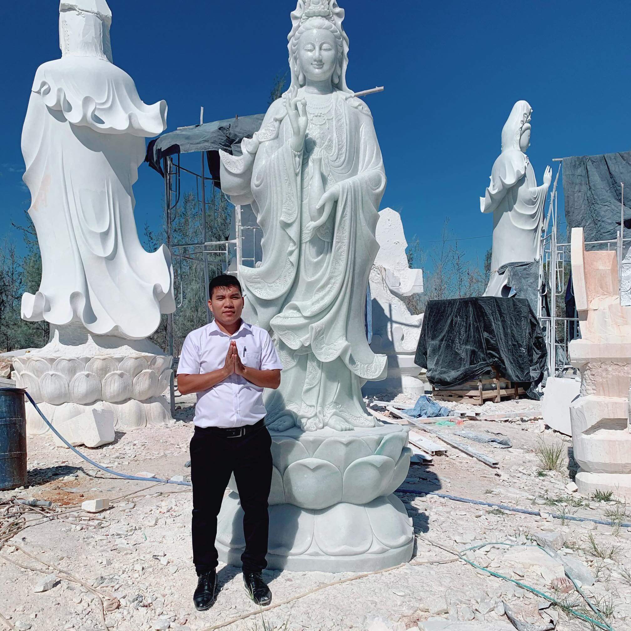 Bạn có thể thêm một chiếc đèn lồng chùa Trung Quốc hoặc hai để thắp sáng khu vực xung quanh bức tượng Phật bà quan âm của bạn. Thêm là một thực hành phong thủy nổi tiếng được sử dụng để thu hút chi tốt lành cho một khu vực. Bạn muốn năng lượng chi tốt để lấp đầy khu vực nơi bạn đặt tượng Phật của bạn. Điều này đặc biệt đúng đối với một hốc thiền hoặc bàn thờ.