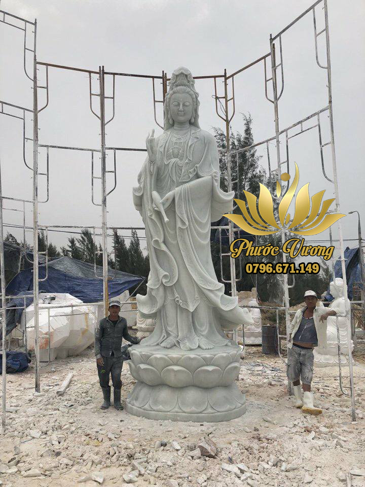 Trong kinh phật thì Phật Bà Quan âm đã xuất hiện trong nhiều hình dáng khác nhau để phổ độ chúng sinh, cứu giúp con dân qua các hoạn nạn quỷ dữ, nạn đói, hạn hán. Tượng Phật Bà Quan Âm thường được điêu khắc dưới hình dạng nữ thể hiện sự từ bi luôn an ủi, khuyên can chúng sinh sống có đức, giúp đỡ nhau trong hoàn cảnh khó khăn của cuộc sống. Nơi nào có khổ ải, buồn đâu thì Phật bà đều xuất hiện để cứu giúp. Vậy nên đối với người dân Việt Nam việc thờ Phật Bà Quan âm rất quan trọng.