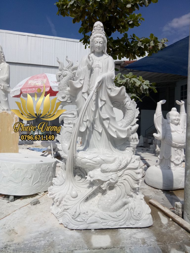 Bạn có thể thêm một chiếc đèn lồng chùa Trung Quốc hoặc hai để thắp sáng khu vực xung quanh bức tượng Phật bà quan âm của bạn. Thêm là một thực hành phong thủy nổi tiếng được sử dụng để thu hút chi tốt lành cho một khu vực. Bạn muốn năng lượng chi tốt để lấp đầy khu vực nơi bạn đặt tượng Phật của bạn. Điều này đặc biệt đúng đối với một hốc thiền hoặc bàn thờ