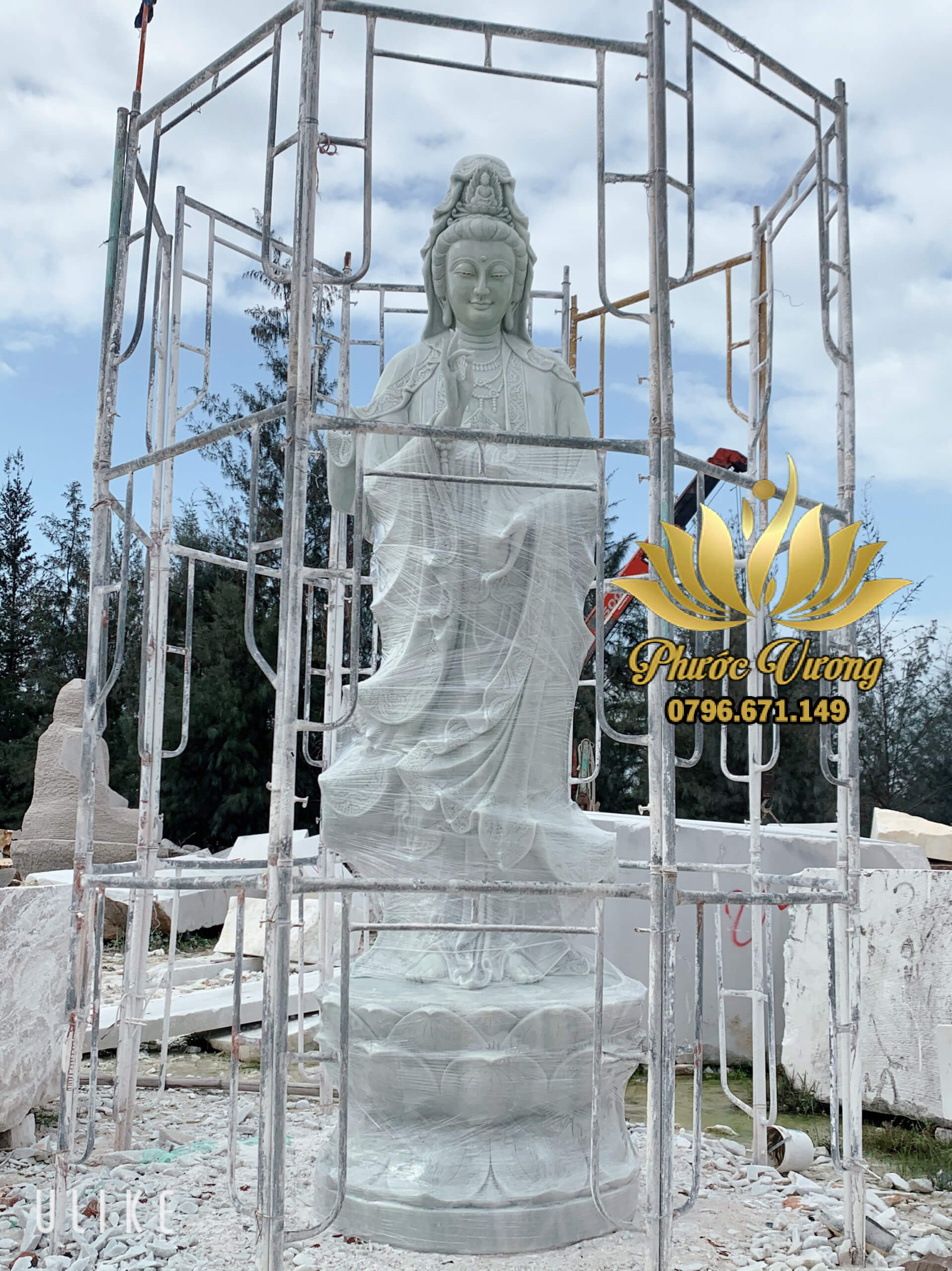 - Phật Bà Quan Âm là biểu hiện cho sự tu luyện khổ hạnh và lòng nhân từ bác ái phổ độ chúng sinh. Chính vì thế người được dân gian đặt cho biệt hiệu Đại từ Đại bi Quan thế âm bồ tát. - Hình ảnh Phật Bà Quan Âm là một cách để răn dạy nhân thế sống hướng thiện và theo đạo hơn. Không làm những việc xấu, có lỗi với tâm can.