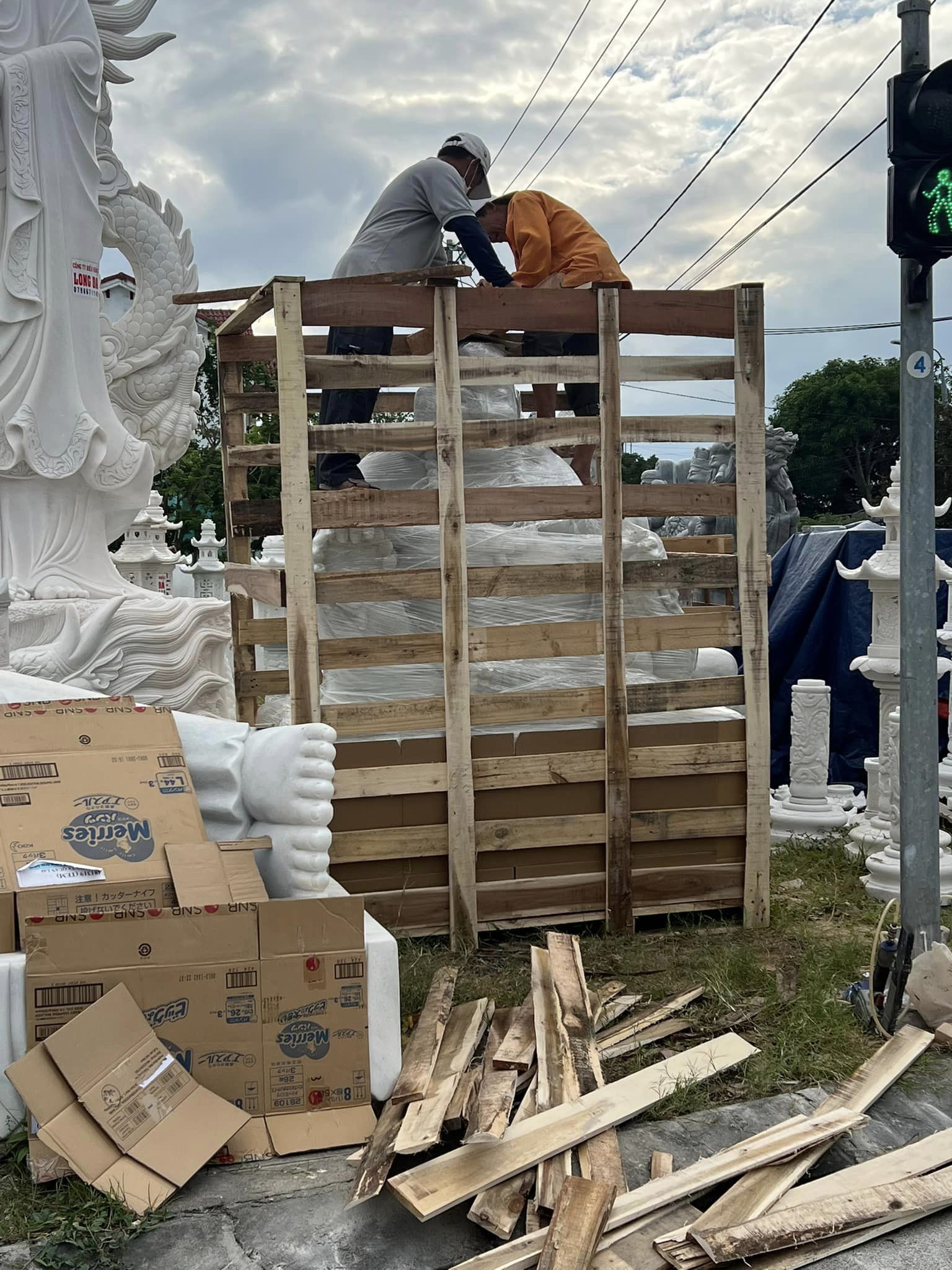 Hình ảnh :Tượng Di Lặc được làm từ Xưởng Điêu Khắc Long Đá đang được đóng gỗ giao đến cho khách